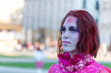 Timisoara, Romanya - 31 Mart 2017: Checkart karnavalında canlı bir heykel gibi poz veren maskeli kadın