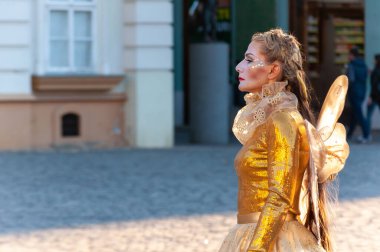 Timisoara, Romanya - 31 Mart 2017: Checkart karnavalında canlı bir heykel gibi poz veren maskeli kadın