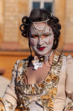 Timisoara, Romanya - 31 Mart 2017: CheckArt festivalinde kostümlü ve ayaklıklı insanlar