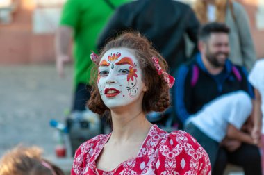 Timisoara, Romanya - 31 Mart 2017: CheckArt festivalinde soytarı kostümlü insanlar