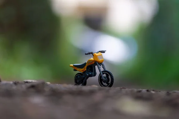Крупный План Игрушечного Велосипеда Дороге Лесу Детские Воспоминания — стоковое фото