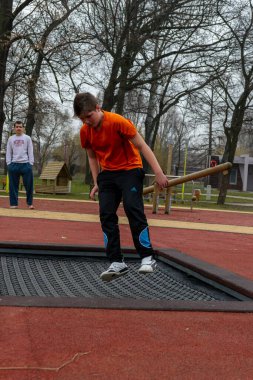 Timisoara, Romanya - 16 Şubat 2013: Parkta trambolinde zıplayan çocuklar. Gerçek insanlar..