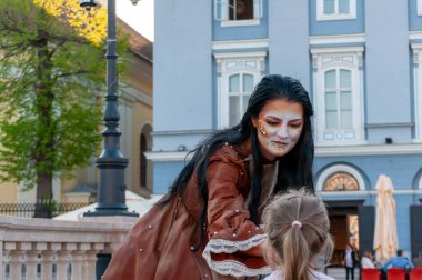 Timisoara, Romanya - 31 Mart 2017: Checkart karnavalında canlı bir heykel gibi poz veren maskeli kadın