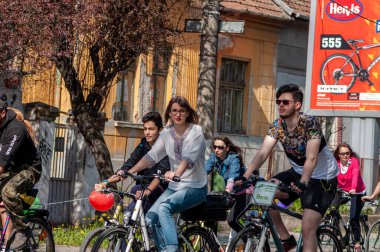 Timisoara, Romanya - 3 Nisan 2016: İnsanlar bahar pedalında bisiklet sürüyor