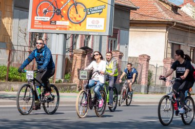 Timisoara, Romanya - 3 Nisan 2016: İnsanlar bahar pedalında bisiklet sürüyor