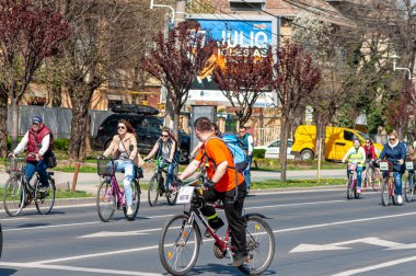 Timisoara, Romanya - 3 Nisan 2016: İnsanlar bahar pedalında bisiklet sürüyor