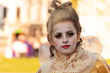 Timisoara, Romanya - 31 Mart 2017: Checkart karnavalında canlı heykel gibi görünen maskeli kadın