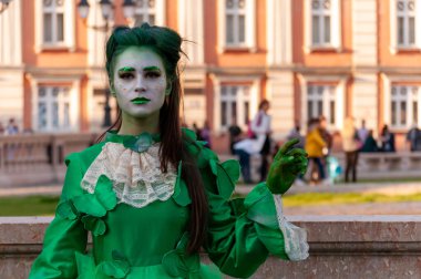Timisoara, Romanya - 31 Mart 2017: Checkart karnavalında canlı heykel gibi görünen maskeli kadın
