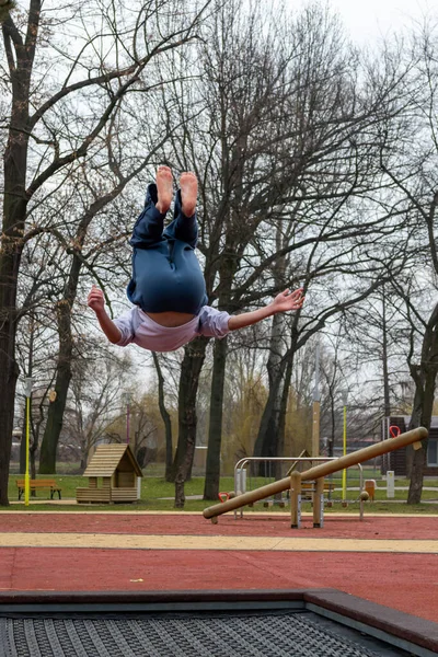 Temesvár Románia 2013 Február Gyerekek Ugrálnak Egy Trambulinon Egy Parkban — Stock Fotó