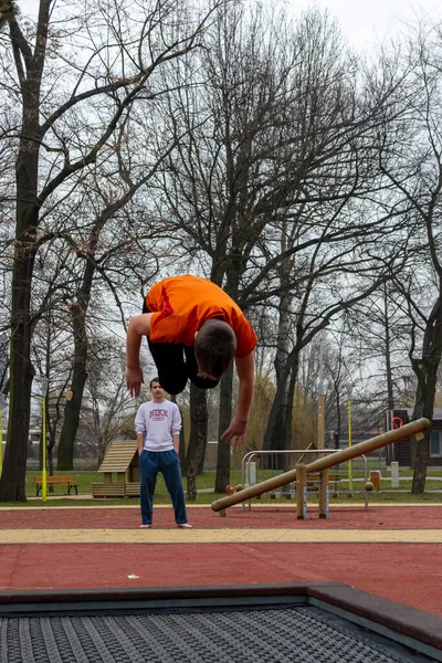 Timisoara Rumania Febrero 2013 Niños Saltando Trampolín Parque Gente Real — Foto de Stock