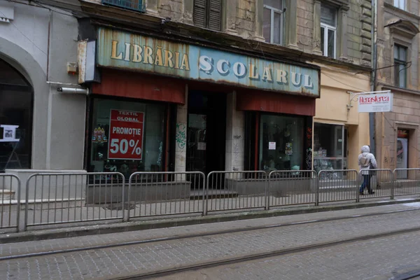 Timisoara Rumunsko Ledna 2020 Žena Kráčí Ulici Knihovna Libraria Scolarul — Stock fotografie