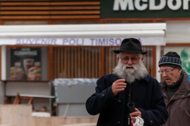 Timisoara, Romanya - 07 Mart 2017: Sokaklarda yürüyen adam. Gerçek insanlar..