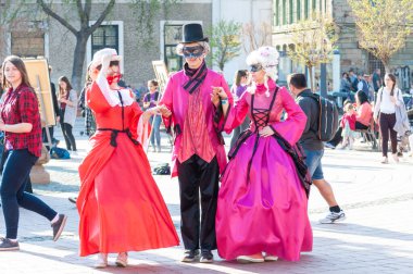 Timisoara, Romanya - 31 Mart 2017: CheckArt Karnaval 'da eski Victoria tarzı kıyafetler giyen insanlar