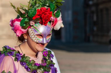 Timisoara, Romanya - 31 Mart 2017: CheckArt Karnavalı 'nda maskeli kadın