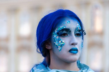 Timisoara, Romanya - 31 Mart 2017: Checkart karnavalında canlı bir heykel gibi poz veren maskeli kadın