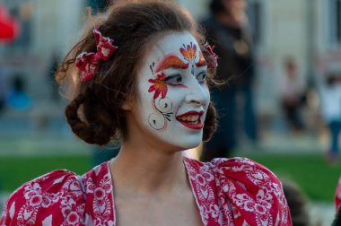 Timisoara, Romanya - 31 Mart 2017: CheckArt festivalinde soytarı kostümlü insanlar