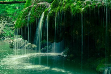 Bigar şelalesinin yan manzarası, Anina dağlarındaki doğal rezerv.