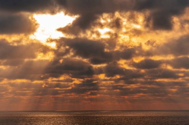 Bulutlu bir sabahta Karadeniz 'in üzerinde güneşin doğuşunu izlemek