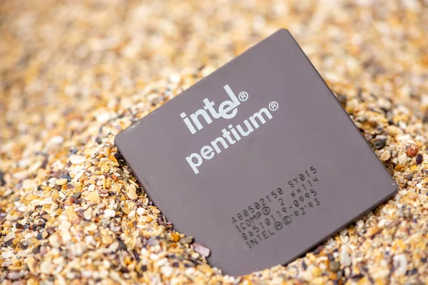 Timisoara, Romanya - 17 Ekim 2020: Intel Pentium A80502150 işlemcisi, 150 Mhz, arka planda kum bulunan soket 7.