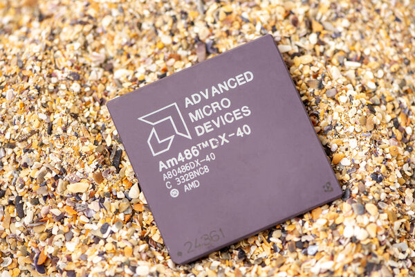 Тимишоара, Румыния - 17 октября 2020 г.: Крупный план процессора AMD A80486DX-40, 40 МГц, гнездо 3 с песком на заднем плане.