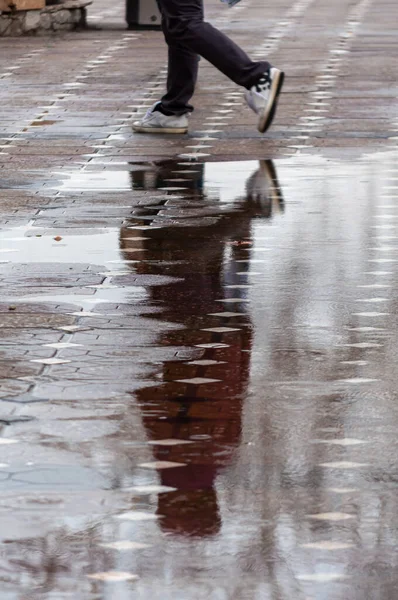 Gente Caminando Por Calle Reflexión Agua Gente Real — Foto de Stock