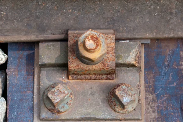 Primer Plano Tornillos Ferrocarril Viejos Oxidados Una Tuerca — Foto de Stock