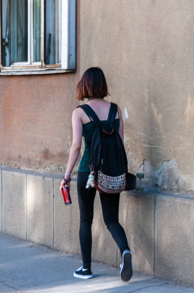 Una Mujer Caminando Por Calle Gente Real Vista Desde Atrás — Foto de Stock