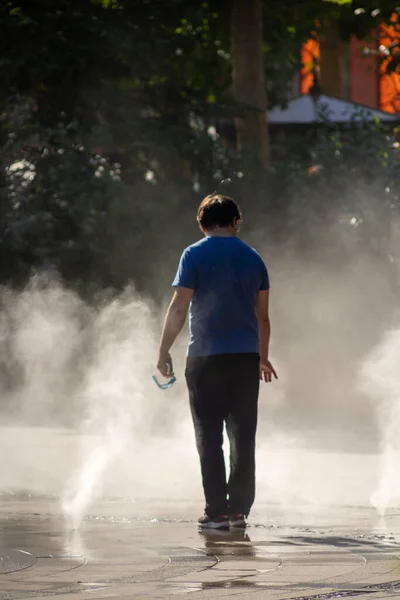 Hombre Sentado Vapor Agua Parque — Foto de Stock