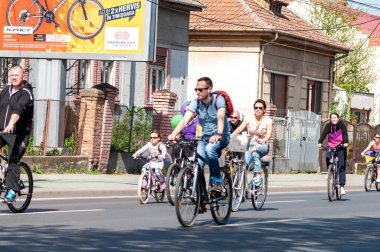 Timisoara, Romanya - 3 Nisan 2016: İnsanlar bahar pedalında bisiklet sürüyor