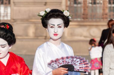 Timisoara, Romanya - 31 Mart 2017: Geyşa, CheckArt Karnaval 'ında geleneksel Japon kimonosu giyen kadın