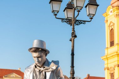 Timisoara, Romanya - 31 Mart 2017: Checkart karnavalında canlı bir heykel gibi görünen maskeli adam