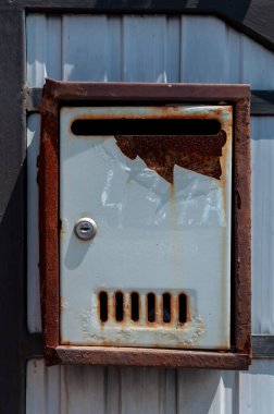 Duvardaki paslı metal bir posta kutusunun yakın çekimi. 437 numara..