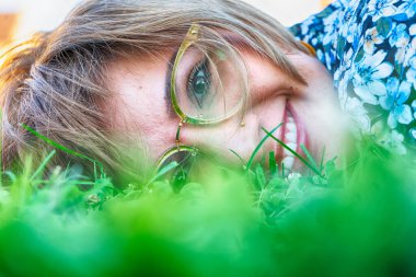 Çimlerin üzerinde oturan bir kadının portresi. HDR resmi.