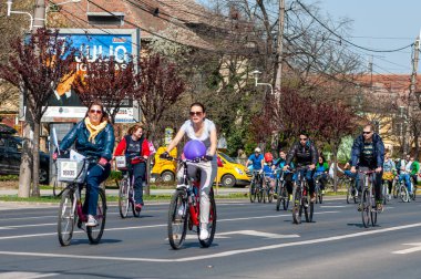 Timisoara, Romanya - 3 Nisan 2016: İnsanlar bahar pedalında bisiklet sürüyor