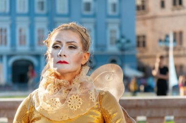 Timisoara, Romanya - 31 Mart 2017: Checkart karnavalında canlı heykel gibi görünen maskeli kadın