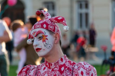 Timisoara, Romanya - 31 Mart 2017: CheckArt festivalinde soytarı kostümlü insanlar