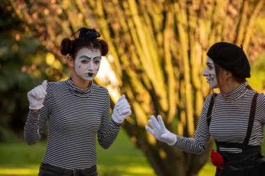 Timisoara, Romanya - 05 Eylül 2020: CheckArt festivalinde insanları eğlendiren bir pandomim