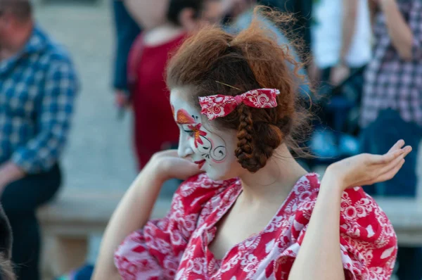 Timisoara, Romanya - 31 Mart 2017: CheckArt festivalinde soytarı kostümlü insanlar