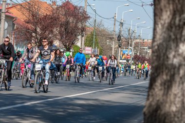 Timisoara, Romanya - 3 Nisan 2016: İnsanlar bahar pedalında bisiklet sürüyor