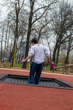 Timisoara, Romanya - 16 Şubat 2013: Parkta trambolinde zıplayan çocuklar. Gerçek insanlar..