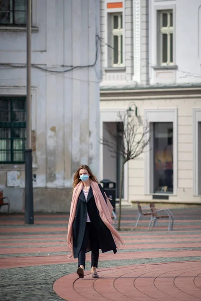 Timisoara Rumania Abril 2021 Mujer Con Mascarilla Calle Gente Real — Foto de Stock