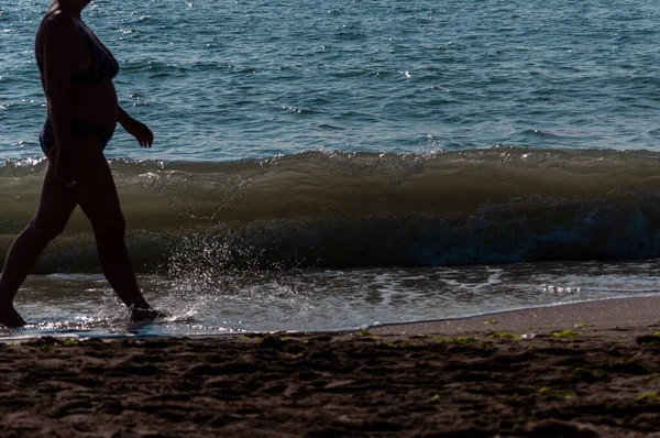 Силует Людей Ходять Пляжі Невідомі Люди Фокус Морі — стокове фото