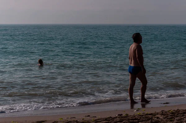 Силует Людей Ходять Пляжі Невідомі Люди Фокус Морі — стокове фото