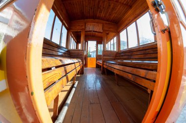 Eski bir tramvayın içi balık bakışı.