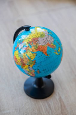 Tahta masadaki oyuncak küre