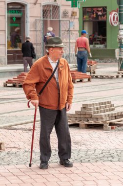 Timisoara, Romanya - 07 Mayıs 2015: Sokaklarda yürüyen adam. Gerçek insanlar..