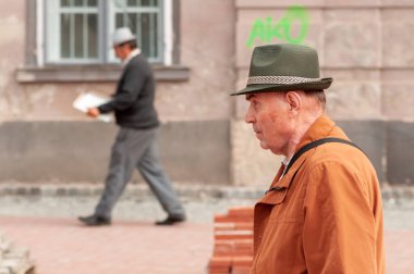Timisoara, Romanya - 07 Mayıs 2015: Sokaklarda yürüyen bir adamın portresi. Gerçek insanlar..