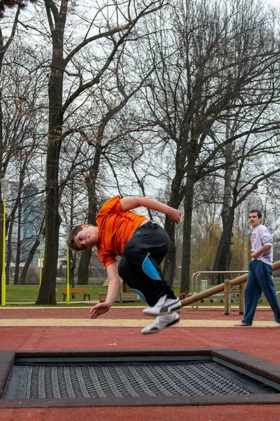 루마니아 Timisoara 2013 어린이들 공원에서 트램펄린을 뛰어다니다 사람들 — 스톡 사진