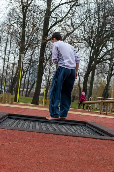 Timisoara Rumania Febrero 2013 Niños Saltando Trampolín Parque Gente Real — Foto de Stock