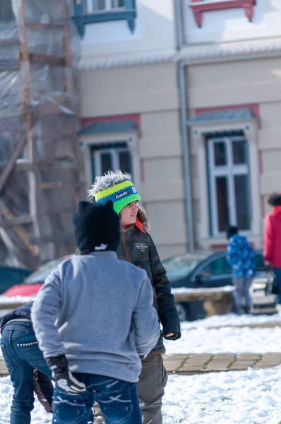 Timisoara Rumania Enero 2014 Niños Jugando Con Nieve Calle Gente — Foto de Stock